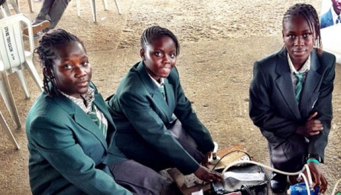 四个尼日利亚小女孩发明了一台“新能源”发电机